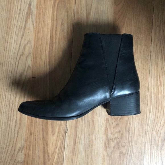 (SOLD) Urban Outfitters Black Pola Leather Chelsea Boot - Picture 3 of 8